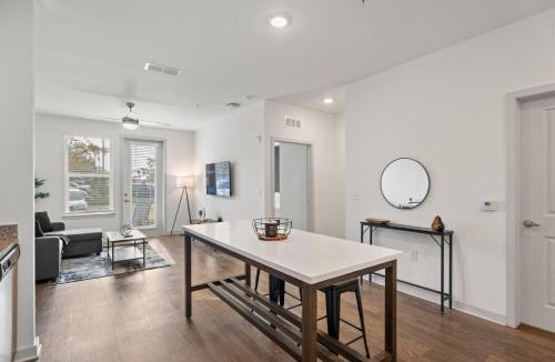 Arlington Apartment | Cozy 1 BR Apt |King Bed| Pool |Gym| Close 2 Beach.
