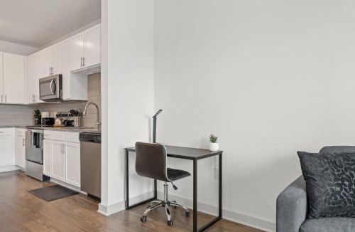 Arlington Apartment | Cozy 1 BR Apt |King Bed| Pool |Gym| Close 2 Beach.