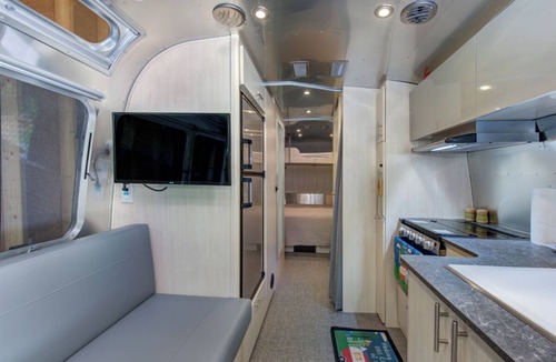 Sevierville Apartment | Cozy 1BD Camper w/LAKE Access! Hot Tub + Pavilion