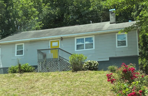 East Point House | Cozy 2-bedroom house just 12 min from the airport and a 2 min drive to Walmart