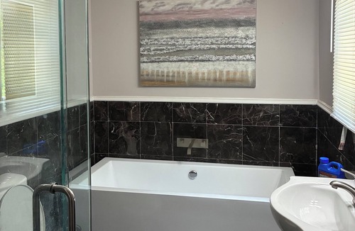 East Point House | Cozy 2-bedroom house just 12 min from the airport and a 2 min drive to Walmart