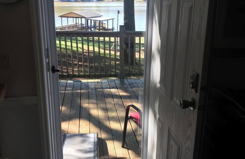 Belmont Cabin | Cozy 3-bedroom cabin with boat dock, AC and WiFi in enchanting Belmont