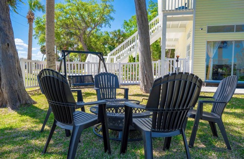 Port Richey Apartment | Cozy 6PPL Waterfront Cabin: BBQ, Firepit & Fishing