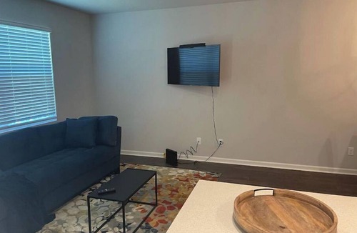 Riverdale House | Cozy and Quiet Townhouse