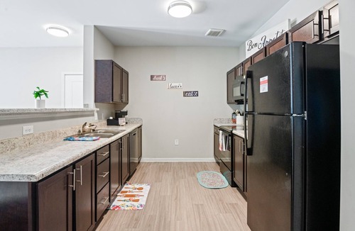 Union City Apartment | Cozy apartment in Comfy Stay by ATL Airport + Pool Access.