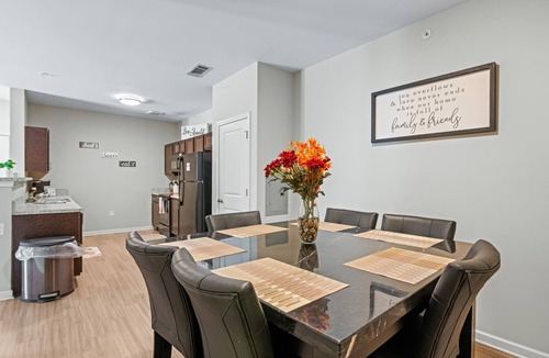 Union City Apartment | Cozy apartment in Comfy Stay by ATL Airport + Pool Access.