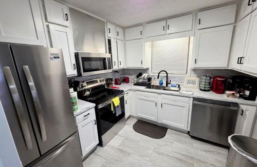 Church Street Apartment | Cozy Atlanta home, near Airport, WiFi, Parking & EV