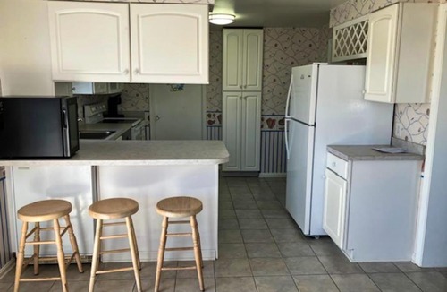 Caine Woods House | Cozy beach house with private deck outdoor shower & easy walk to the ocean