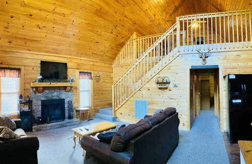 Sevierville Cabin | Cozy Bear Cabin near Gatlinburg & Smoky Mtns - NO CLEANING FEE