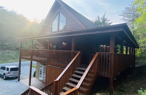 Sevierville Cabin | Cozy Bear Cabin near Gatlinburg & Smoky Mtns - NO CLEANING FEE