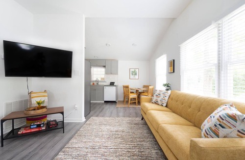 East Point House | Cozy Bohemian Bungalow- 9 mins to Airport, GA Convention center, 20 to midtown.