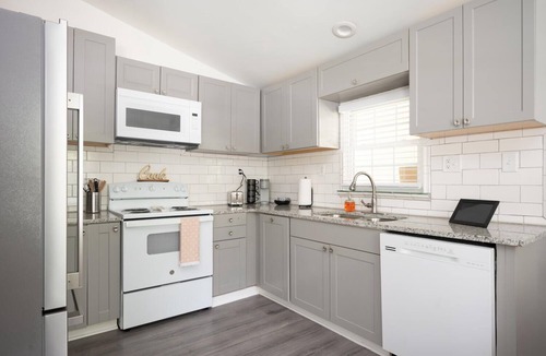 East Point House | Cozy Bohemian Bungalow- 9 mins to Airport, GA Convention center, 20 to midtown.