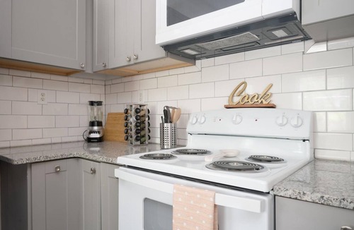 East Point House | Cozy Bohemian Bungalow- 9 mins to Airport, GA Convention center, 20 to midtown.