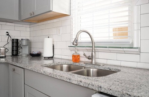 East Point House | Cozy Bohemian Bungalow- 9 mins to Airport, GA Convention center, 20 to midtown.