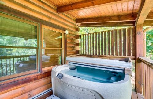 Sevierville House | Cozy Cabin w/Hot Tub < Half-Mi to Douglas Lake!