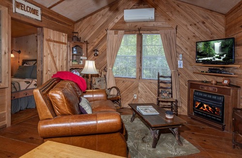 Lake Toxaway Cabin | Cozy Cabin w/Pickleball and Tennis On Site