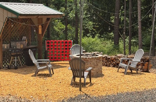 Brewton Cabin | Cozy cabin with 1 bedroom and WiFi, AC in beautiful Brewton, Alabama