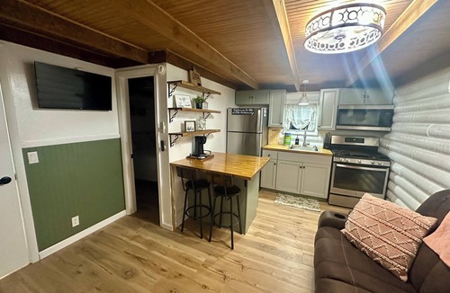 Sevierville Cabin | Cozy cabin with hot tub in Sevierville TN! Welcome to the Little Hideaway!