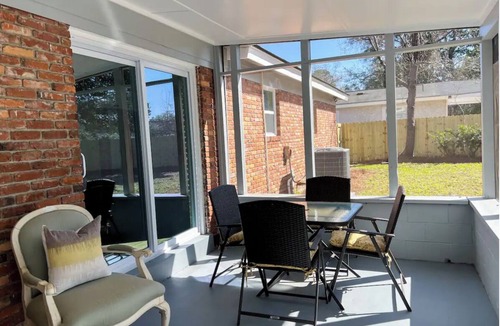 Country Club Estates House | Cozy Coastal Abode- 4bed,3bath
