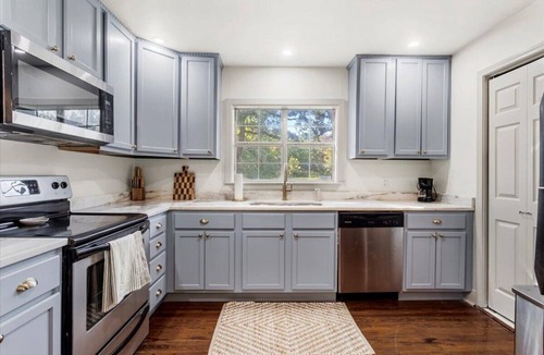 Long Beach Cottage | Cozy Cottage 2 miles from the Beach! Minutes to Gulfport, Pass, Bay St. Louis!