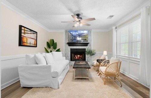 Marietta House | Cozy Cottage for 6 Pet Fenced