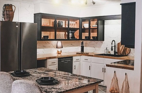 Tyrone House | Cozy cottage in quaint small town. Close to studios and Atlanta downtown.