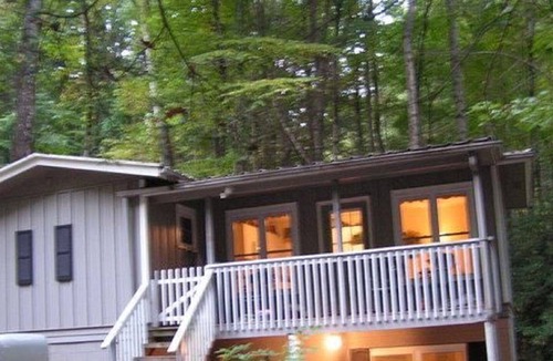 Maggie Valley Cottage | ~~Cozy Cottage~~Minutes From Parkway, Waterfalls & Ski Resort *Fire Pit *WiFi~~
