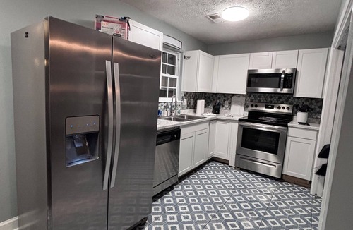 Powder Springs House | Cozy country house w relaxing porch, & back patio.