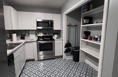 Powder Springs House | Cozy country house w relaxing porch, & back patio.