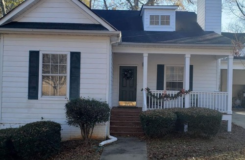 Newnan House | Cozy Creekside House