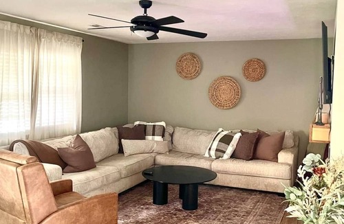 Marion House | Cozy Getaway in the Heart of Marion, Illinois!
