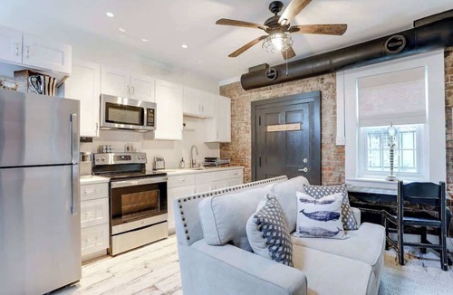 Historic District - North Cottage | Cozy Historic 1790 Guest House Steps to River St