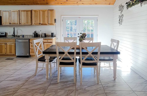 Kodak Cabin | Cozy Home, Sleeps 6, Hot Tub, Fire Pit