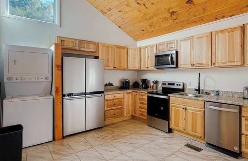 Kodak Cabin | Cozy Home, Sleeps 6, Hot Tub, Fire Pit
