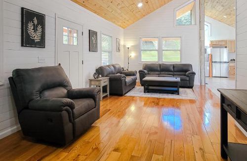 Kodak House | Cozy Home Sleeps 6 Hot Tub Fire Pit Free Ticket
