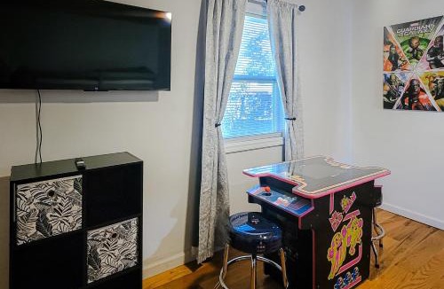 Kodak House | Cozy Home Sleeps 6 Hot Tub Fire Pit Free Ticket