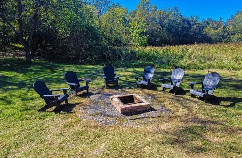 Kodak House | Cozy Home Sleeps 6 Hot Tub Fire Pit Free Ticket