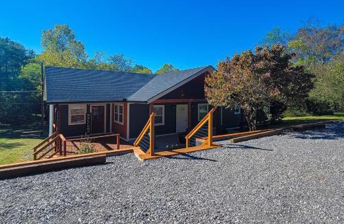Kodak House | Cozy Home Sleeps 6 Hot Tub Fire Pit Free Ticket