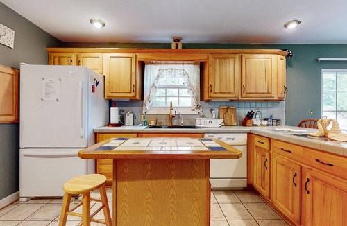 Kodak Cabin | Cozy home w/large yard, games, close to Douglas Lake - free attraction tickets