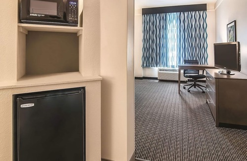 Orlando Hotel | Cozy King Room, La Quinta Inn & Suites, Free Parking, Close to UCF