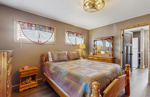 Dandridge House | Cozy Lake Front Cabin Sleeps 4 Dock Play Yard