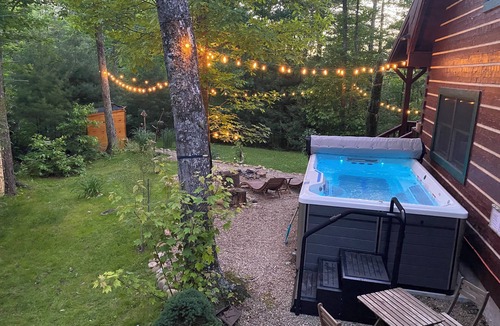Del Rio Cabin | Cozy Log cabin tucked away in the Smokey Mountain, Pet friendly, Sauna, Hot Tub