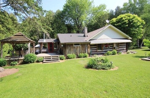 Central Huron Cottage | Cozy Log Cabin - Walk to Lake Huron!