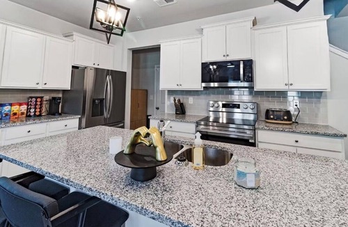 Morrow House | Cozy Luxurious 4BR home w/Entertainment Room 20 min from ATL Airport