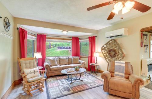 Mars Hill House | Cozy Mars Hill Farmhouse w/Scenic Views
