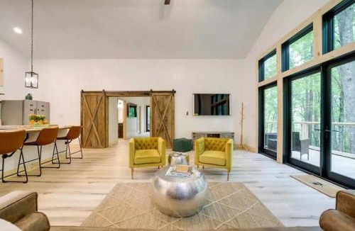 Hot Springs House | Cozy Mountain Cabin with Fireplace, Creekside Views, Outdoor Fire Pit in Hot Springs