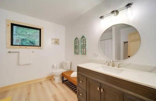 Hot Springs House | Cozy Mountain Cabin with Fireplace, Creekside Views, Outdoor Fire Pit in Hot Springs