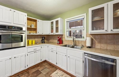 Waynesville House | Cozy Mountain Getaway w/Hot Tub!