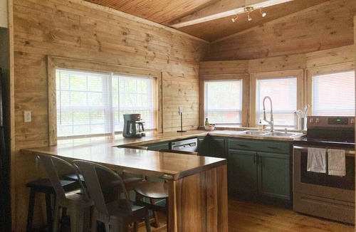 Lake Toxaway House | Cozy mountain home w/hot tub sauna near waterfall
