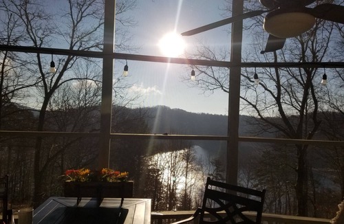Unaka Cottage | Cozy Mountain Retreat! Lake & Mountain Views, Pet friendly! Fiber internet!
